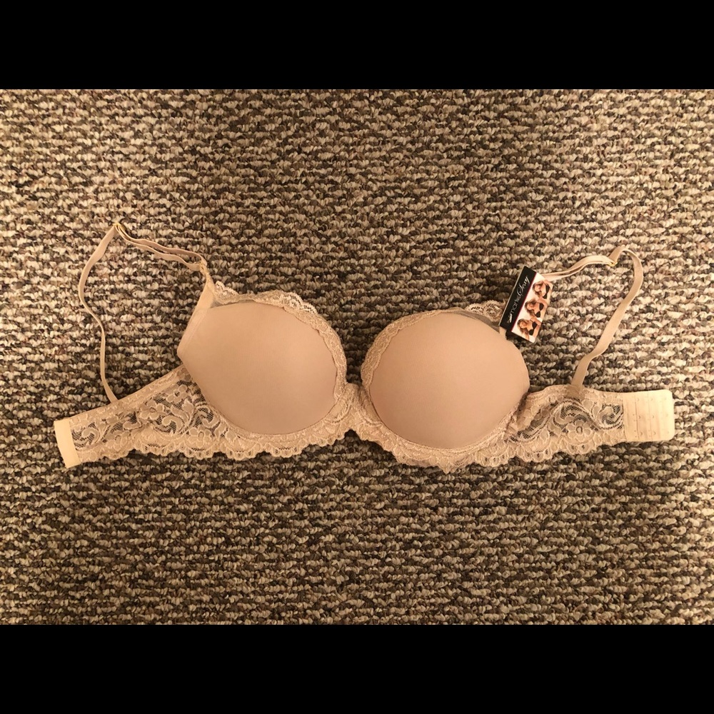 Smart and sexy women’s 34D bra NWT beige skin color lace